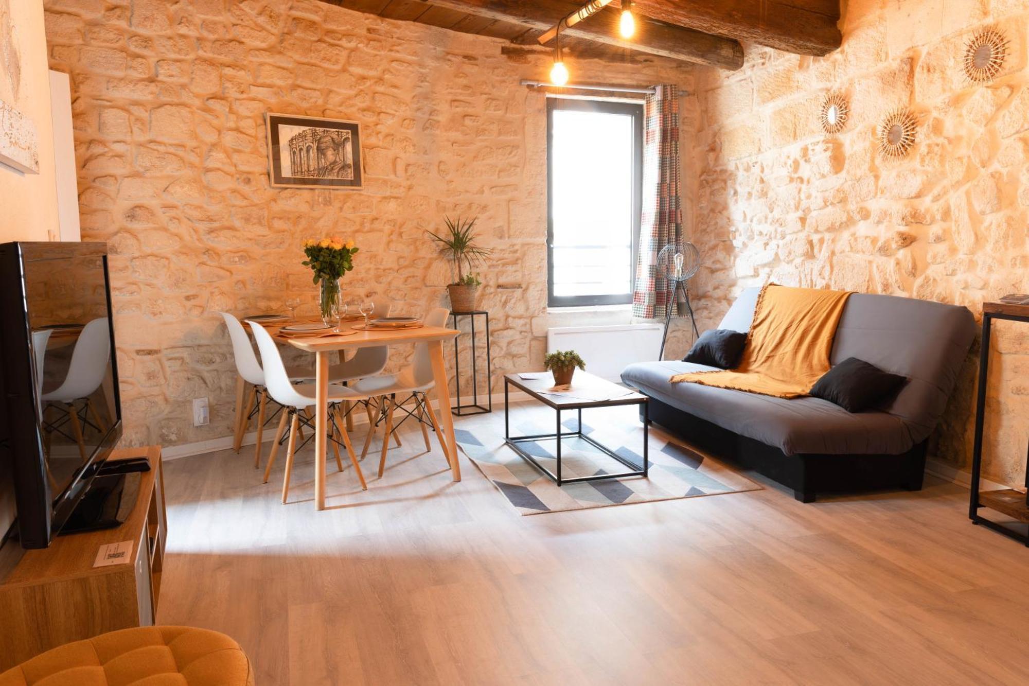 Immeuble 3 Apparts Centre Historique St Gilles Maisoncarreeconciergerie Saint-Gilles  Exterior photo